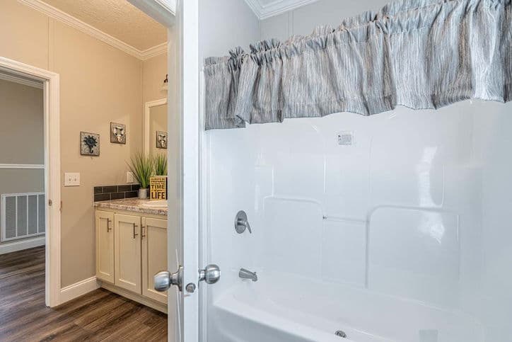 Thomas 32663b bathroom home features