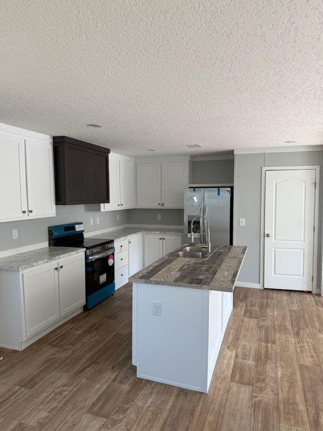 Iron ranch 28684a hero and kitchen home features