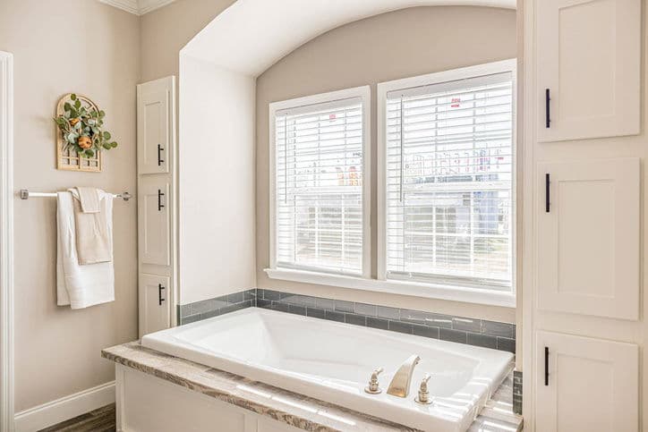 King 32764b bathroom home features