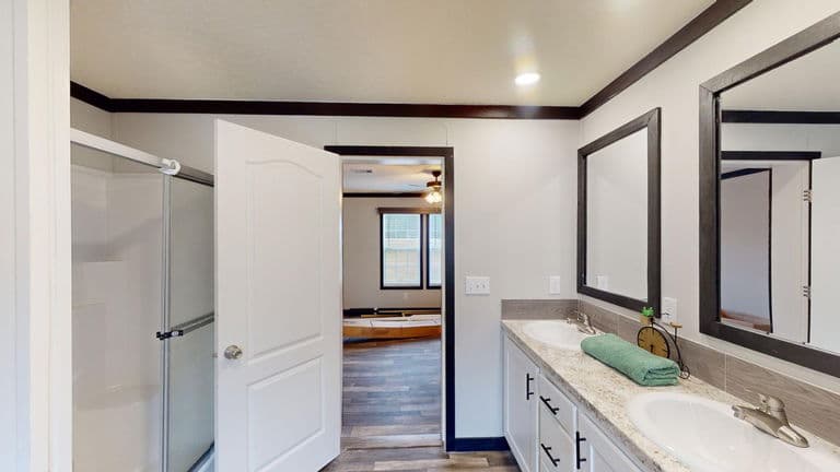 Maverick 28563a bathroom home features