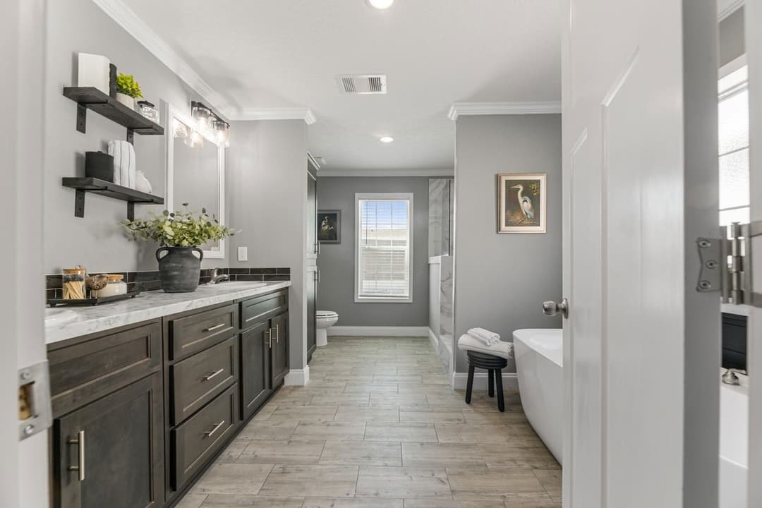 Jones 32764b bathroom home features