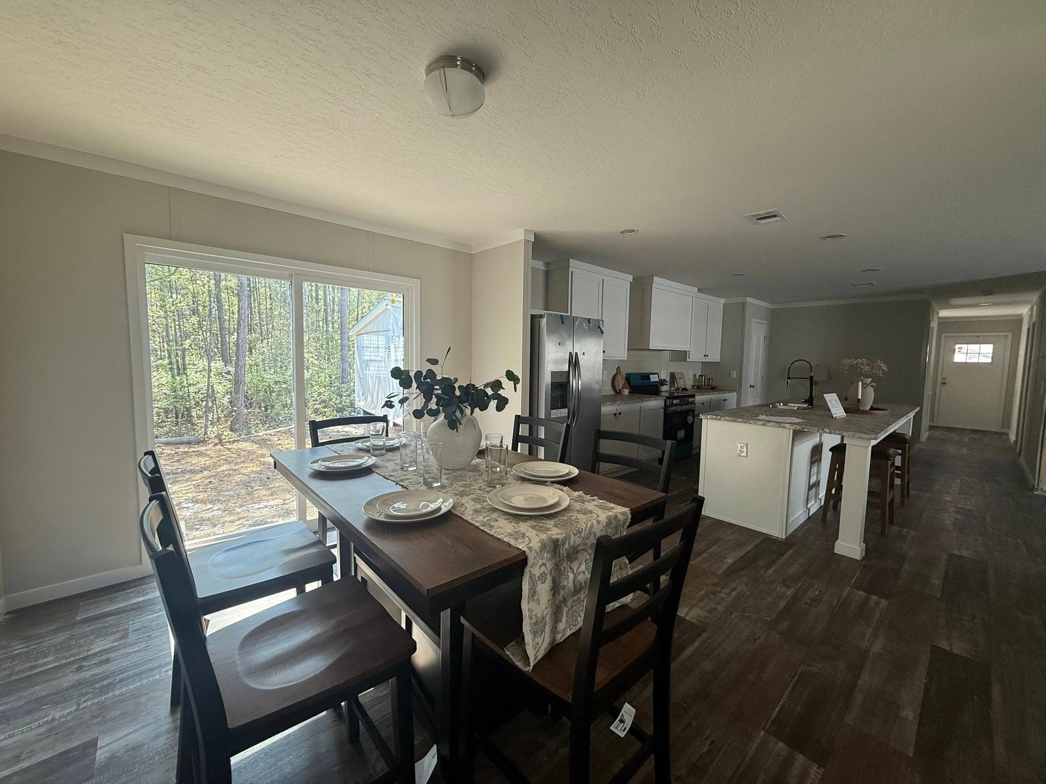 Iron ranch 28563a  home features