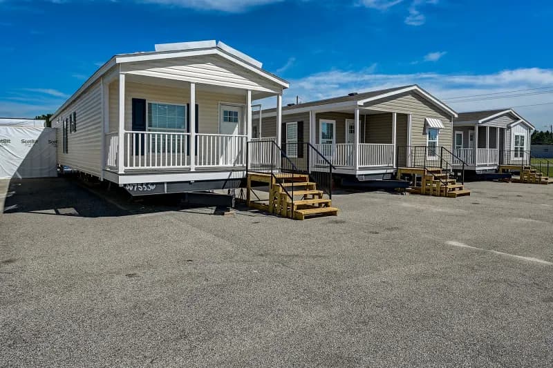 Legend 1660390 elevation and exterior home features