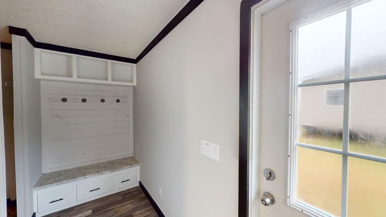 Maverick 28563a interior home features