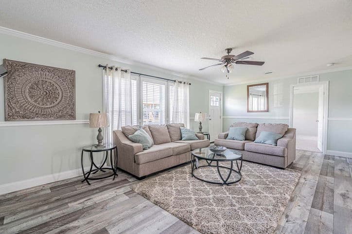 Camron 28563f interior home features