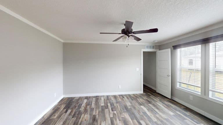 Swagger 16763a bedroom home features