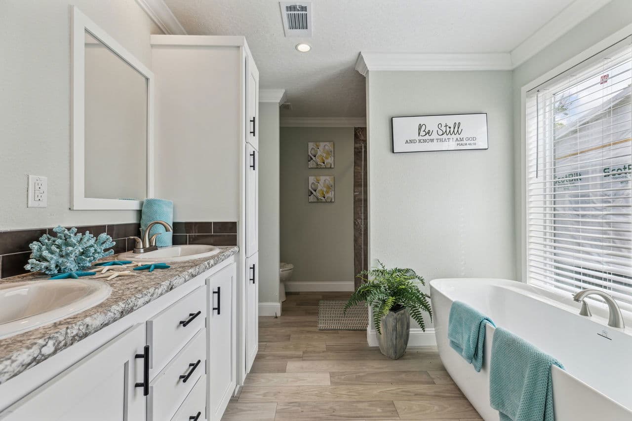 Waycross express 2852477 bathroom home features