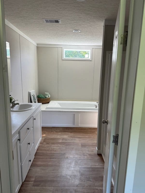 Iron ranch 28563a bathroom home features