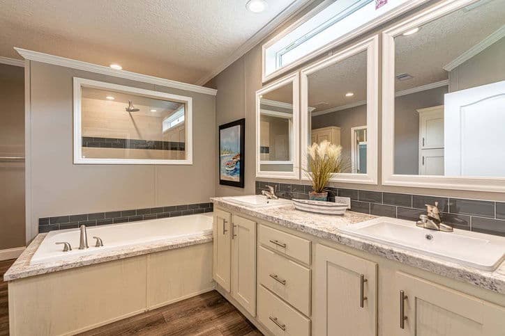 Thomas 32663b bathroom home features