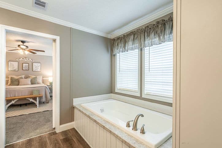 Isidro 32603c bathroom home features