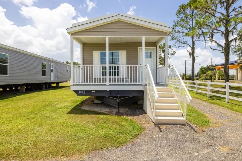 Legend 1660390 elevation and exterior home features