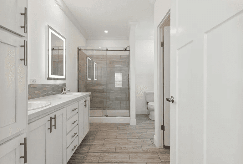 Mullett bathroom home features