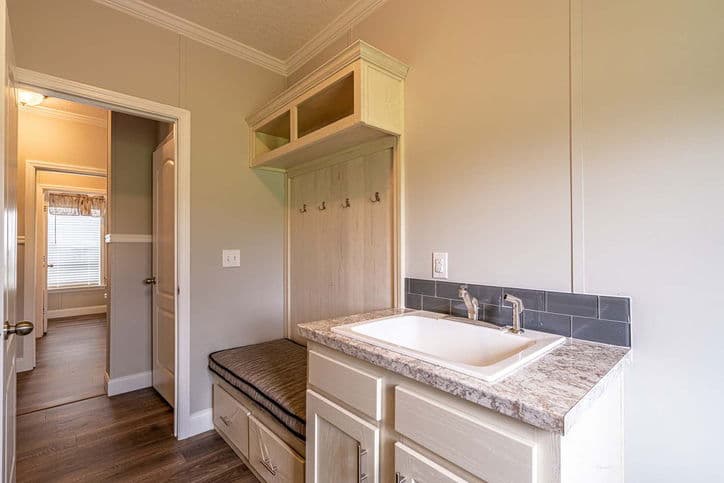 Thomas 32663b interior home features