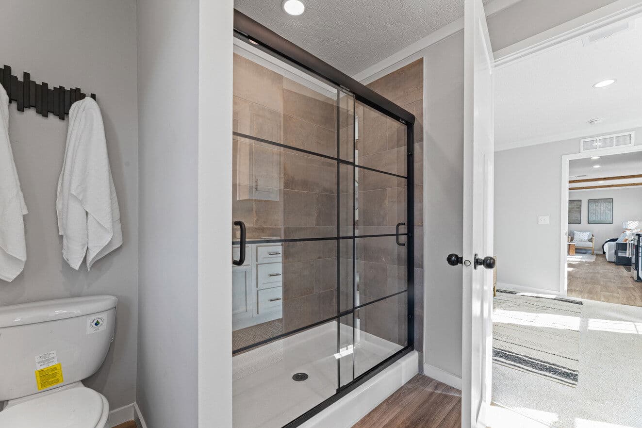 Helix 16763n bathroom home features